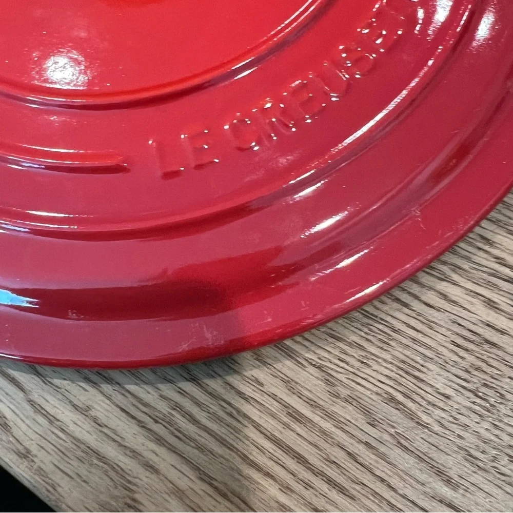 NEW LE CREUSET 5.5 QT Signature Round Dutch Oven Cast Iron Casserole Red